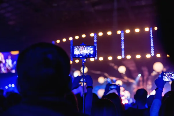 Silhouetten Von Zuschauermassen Bei Einem Konzert Mit Smartphones Der Hand — Stockfoto