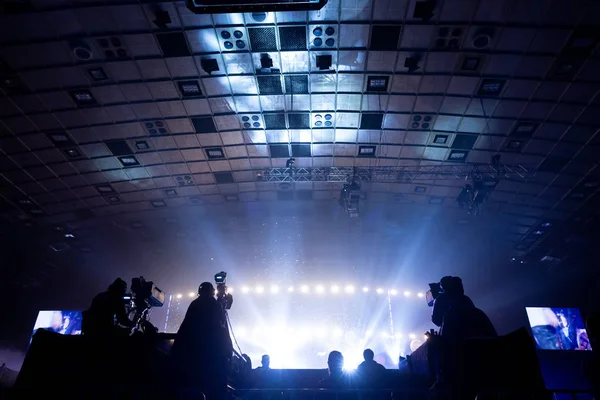 Silhouette Einer Gruppe Von Kameraleuten Die Ein Ereignis Übertragen Arbeiter — Stockfoto