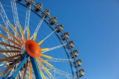 Berlin, Almanya - 5 Aralık 2018: dönme dolap Rotes Rathaus yanındaki mavi gökyüzü.