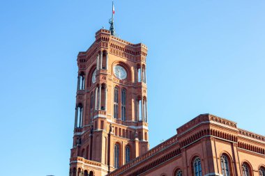 Alexanderplatz, Berlin, Almanya üzerinde mavi gökyüzü arka plan ile görünüm Rotes Rathaus veya Berlin Belediye Binası. Aralık 2018.