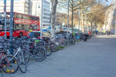 Bir sürü farklı bisiklet yolun yakınında kaldırımda park etmiş. Berlin, Almanya, Aralık 2018.