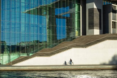 Berlin - Almanya - Dcember, 2018. Marie-Elisabeth-Lueders-Haus bir adam bir bisiklet sürmek - Mitte bölgesinde modern bina Bundestag parçasıdır.