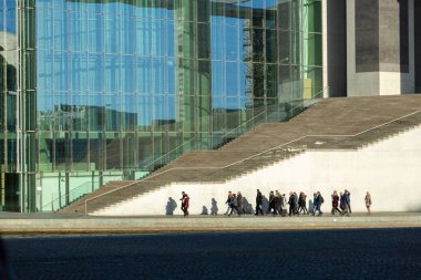 Berlin - Almanya - Dcember, 2018. İnsanlar yürüyor Marie-Elisabeth-Lueders-Haus - Bundestag Mitte bölgesinde bina modern bir parçasıdır.
