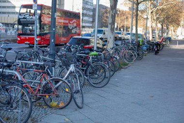 Bir sürü farklı bisiklet yolun yakınında kaldırımda park etmiş. Berlin, Almanya, Aralık 2018.