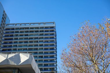 Bir modern Berlin'de Leipziger Strasse üzerinde mavi gökyüzüne karşı bina cephe parçası. Aralık 2018.