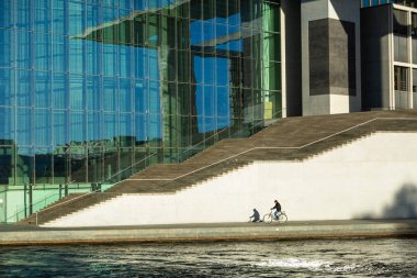 Berlin - Almanya - Dcember, 2018. Marie-Elisabeth-Lueders-Haus bir adam bir bisiklet sürmek - Mitte bölgesinde modern bina Bundestag parçasıdır.