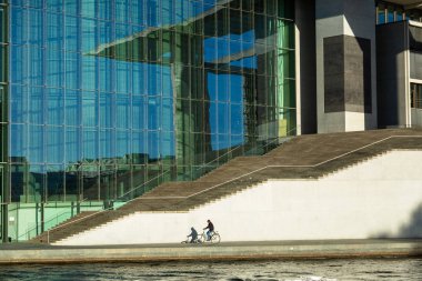 Berlin - Almanya - Dcember, 2018. Marie-Elisabeth-Lueders-Haus bir adam bir bisiklet sürmek - Mitte bölgesinde modern bina Bundestag parçasıdır.