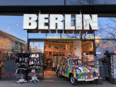Berlin, Almanya - Aralık, 2018: Stilize Trabant Hediyelik eşya dükkanında Berlin Alexanderplatz de Berlin de seviyorum.
