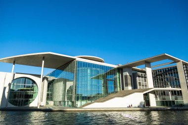 Berlin - Almanya - Dcember, 2018. İnsanlar yürüyor Marie-Elisabeth-Lueders-Haus - Bundestag Mitte bölgesinde bina modern bir parçasıdır.