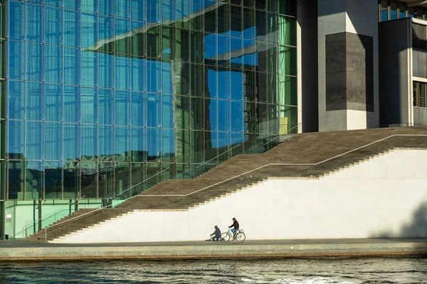 Berlin - Almanya - Dcember, 2018. Marie-Elisabeth-Lueders-Haus bir adam bir bisiklet sürmek - Mitte bölgesinde modern bina Bundestag parçasıdır.