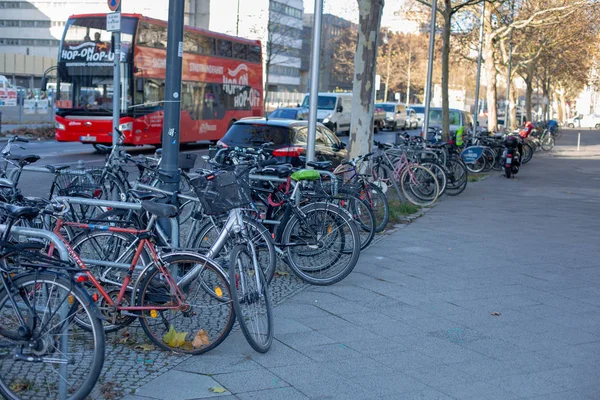 Bir sürü farklı bisiklet yolun yakınında kaldırımda park etmiş. Berlin, Almanya, Aralık 2018.