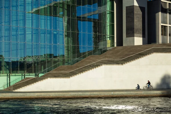 Berlin - Almanya - Dcember, 2018. Marie-Elisabeth-Lueders-Haus bir adam bir bisiklet sürmek - Mitte bölgesinde modern bina Bundestag parçasıdır.