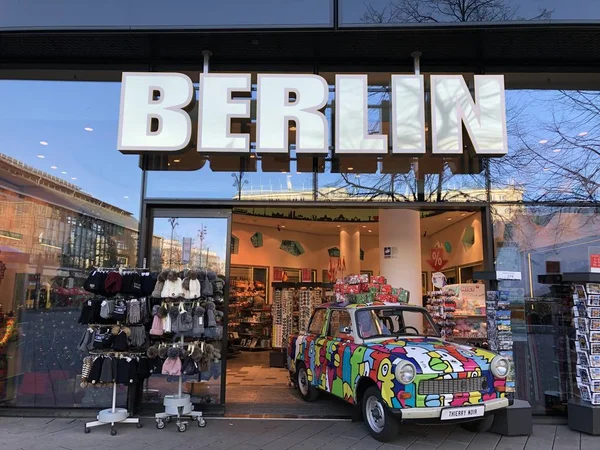 Berlin, Almanya - Aralık, 2018: Stilize Trabant Hediyelik eşya dükkanında Berlin Alexanderplatz de Berlin de seviyorum.