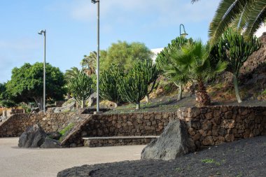 Costa Teguise Lanzarote adasında okyanusta yanındaki dolgu. Kanarya Adaları.
