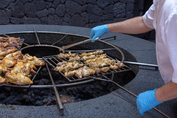 Volkanik Barbekü El Diablo restoranda. Timanfaya Milli Parkı Lanzarote Adası, İspanya.