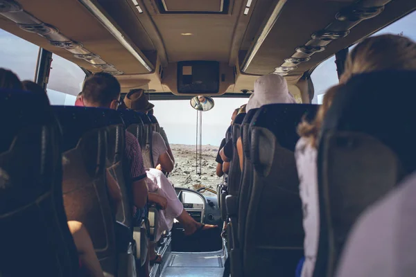Turistik otobüs iç oturan insanlar ile. Arkadan görünüm.