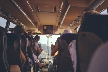 Turistik otobüs iç oturan insanlar ile
