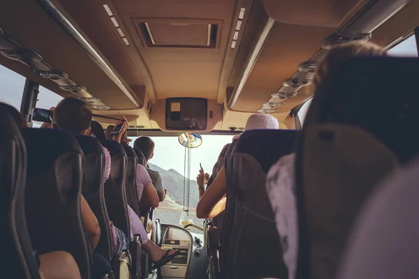 Turistik otobüs iç oturan insanlar ile