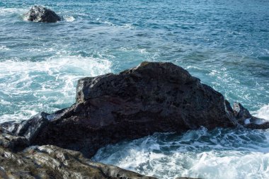 Atlantik Okyanusu dalgaları soğutmalı lav Lanzarote Adası, İspanya hakkında sıçramasına.