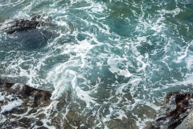 Atlantik Okyanusu dalgaları soğutmalı lav Lanzarote Adası, İspanya hakkında sıçramasına.