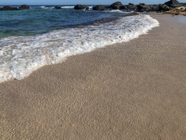 Yumuşak kum plajındaki mavi okyanus dalgası. Lanzarote Adası, İspanya.
