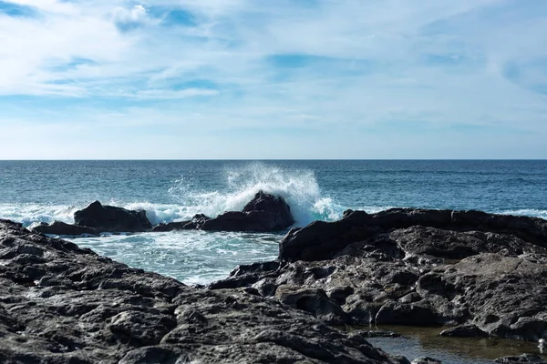 Κύματα Του Ατλαντικού Ωκεανού Εκτινάξεις Σχετικά Λάβα Ψύχεται Του Νησιού — Φωτογραφία Αρχείου
