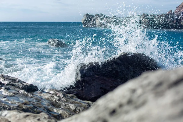 Волны Атлантического Океана Плескаются Охлажденную Лаву Острове Лансароте Испания — стоковое фото