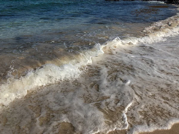 Morbida Onda Oceano Blu Sulla Spiaggia Sabbiosa Isola Lanzarote Spagna — Foto Stock
