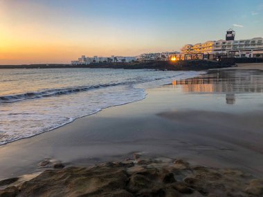 Sabah ebb Costa Teguise plajında. Adası Lanzarote, İspanya.