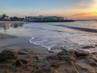Sabah ebb Costa Teguise plajında. Adası Lanzarote, İspanya.