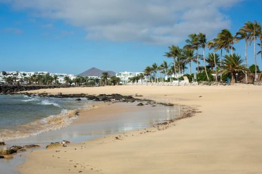 Sabah ebb Costa Teguise plajında. Adası Lanzarote, İspanya.