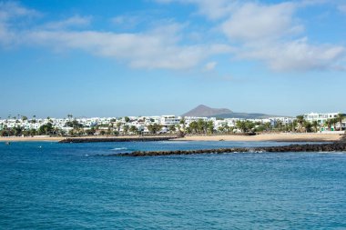 Sahil plaj ve Costa Teguise otellerini görüntüle. Adası Lanzarote, İspanya.