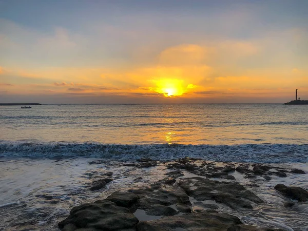 Sabah ebb Costa Teguise plajında. Adası Lanzarote, İspanya.