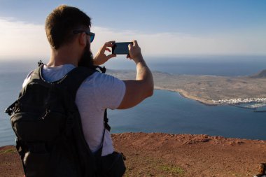 Adam bir uçurumun kenarında duran bir ada Okyanusu, fotoğraflar. Mirador del Rio, Lanzarote, İspanya.