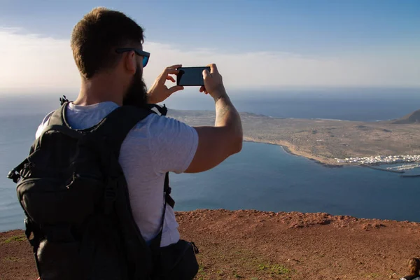 Adam bir uçurumun kenarında duran bir ada Okyanusu, fotoğraflar. Mirador del Rio, Lanzarote, İspanya.