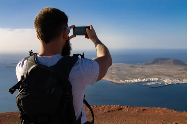 Adam bir uçurumun kenarında duran bir ada Okyanusu, fotoğraflar. Mirador del Rio, Lanzarote, İspanya.