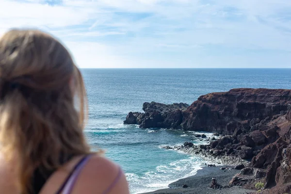 Молодая Женщина Длинными Светлыми Волосами Сидит Пляже Смотрит Горизонт Голубой — стоковое фото