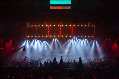 Sahne aydınlatma donanımları güzel ışınları tarafından aydınlatılmış.