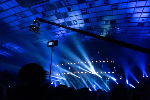 Silhouetten von Zuschauermassen bei einem Konzert mit Smartphones in der Hand. — Stockfoto