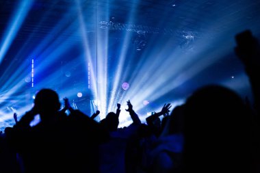 Konser kalabalık bir rock konserinde eğleniyor.