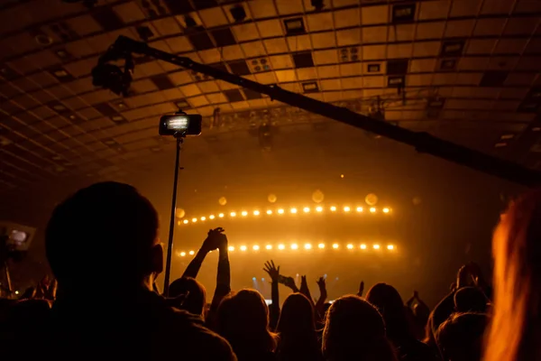 在一场手里拿着智能手机的音乐会上, 成群结队的观众剪影. — 图库照片