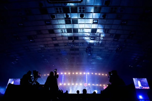 Fernsehübertragung durch einen Kameramann während eines Konzerts. Kamera mit dem Bediener auf der Hochplattform. — Stockfoto