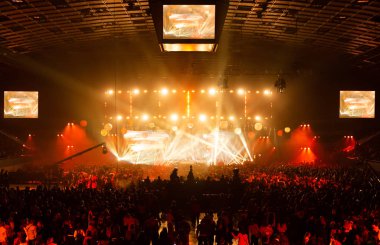 Konser kalabalık bir rock konserinde eğleniyor.