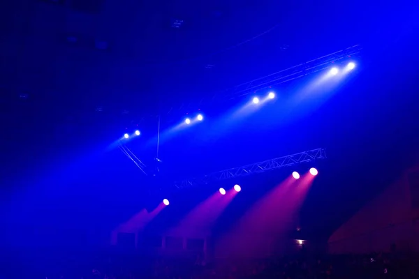 Concert light on stage. Modern spotlights equipment. — Stock Photo, Image