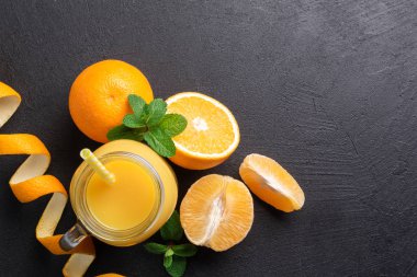 Turuncu bir grup ve karanlık bir arka planda bir kavanoz suyu.