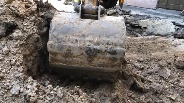 挖掘机铲斗倾接地 住宅楼庭院管道的维修工作 — 图库视频影像