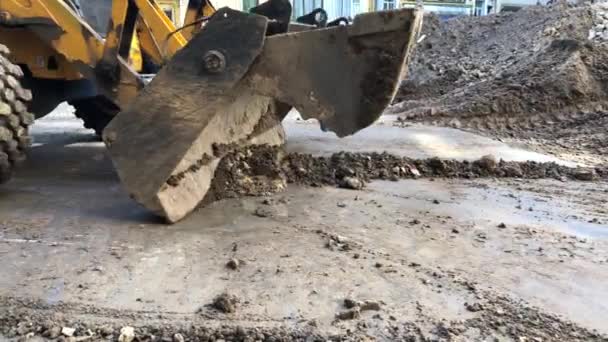 Secchio Escavatore Versa Terra Lavori Riparazione Idraulica Nel Cortile Edificio — Video Stock