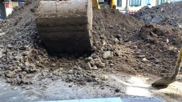 Graafmachine Emmer Giet Grond Reparatiewerk Sanitair Binnenplaats Van Een Woongebouw — Stockvideo