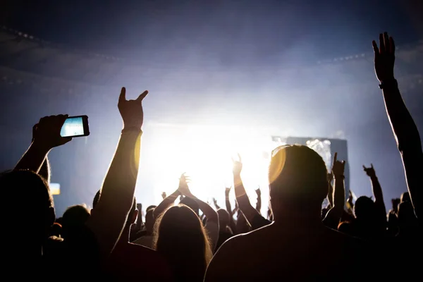 La silhouette di una folla di concerti. Il pubblico applaude la musicia — Foto Stock