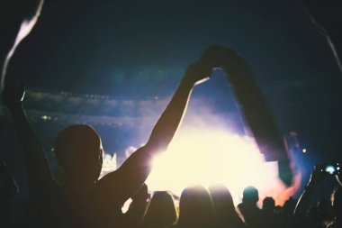 Bir konser kalabalığının silueti. Seyirci musicia alkışlıyor